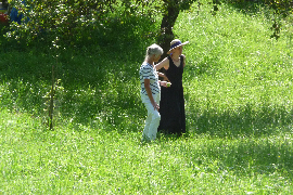 Frau Mann und Frau Mann im Garten